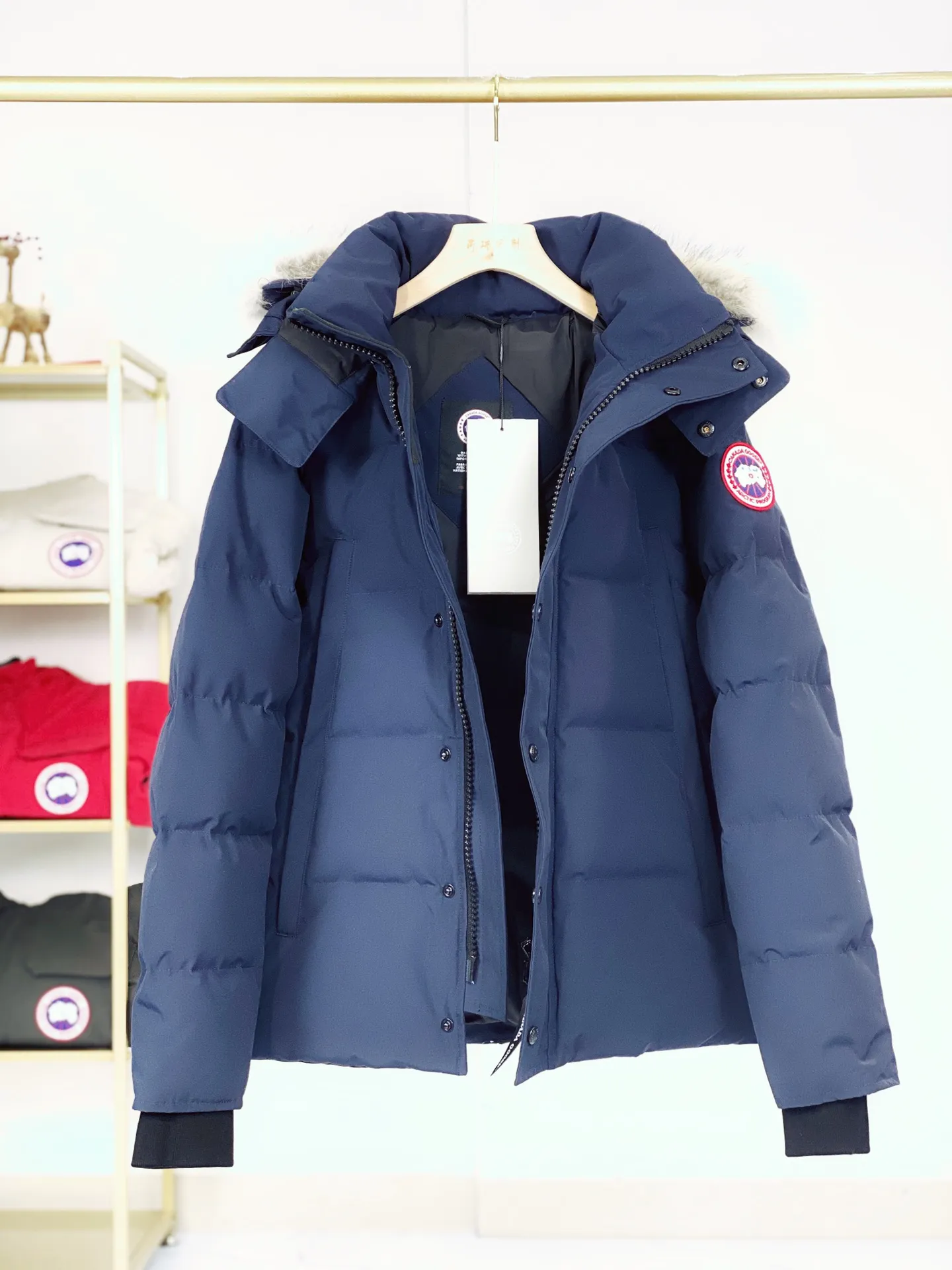 P820 Canada goose/Canada Goose Wyndham 388M 29 parka down jackets, genuine original version, you need to compare with the genuine product at any time, all accessories are customized from the original factory 💯The softness and hardness of the fabric are compared with the genuine ones, and they can be restored by kneading at will (fabric misunderstanding: fabrics that are not high hardness are waterproof. Only when you buy the latest genuine version this year will you notice the softness and comfort of the fabric) 💯Authentic white duck down is synchronized with the down Fluffy and not clumping, filled with electronically controlled down filling machine. 💯Customized zippers with authentic YKK military-grade copper core zipper pulls. High hardness and no jamming. 💯The fur collar is purchased from Western Canada coyote skin and is customized. Zipper cord, pocket label, back label, collar velvet, velcro fasteners, cuffs, all details are updated simultaneously with the original version, the best version, the most complete color matching, the fighter in the world 29, battle various worldly goods, size: XS-XXL (size chart attached below), color: as shown below